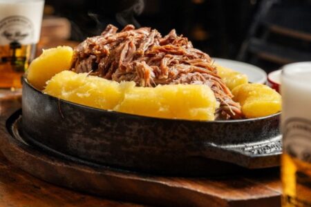 Costela do Pecado e Parmegiana são apostas para o Dia dos Pais no Boteco São Bento