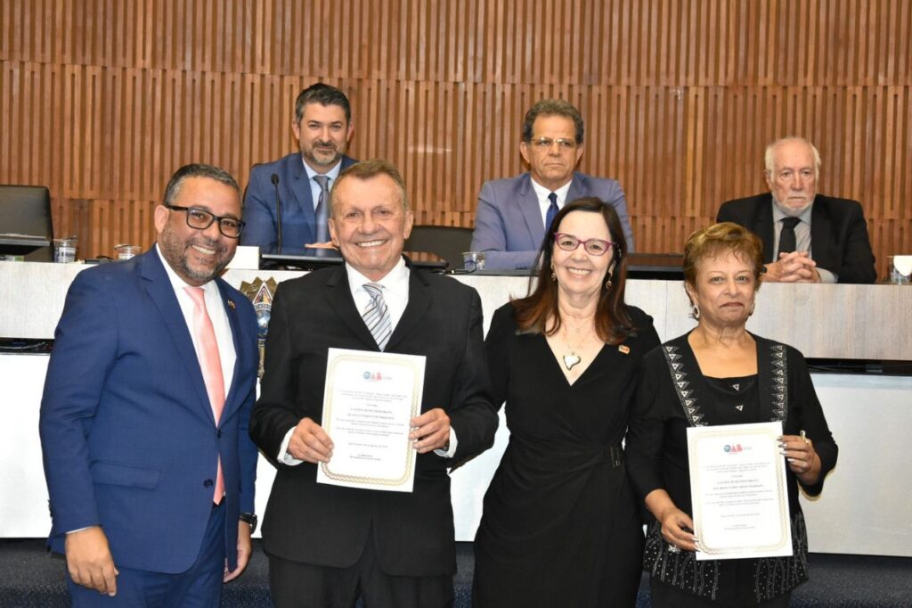 Diretor do Colégio Singular recebe homenagem