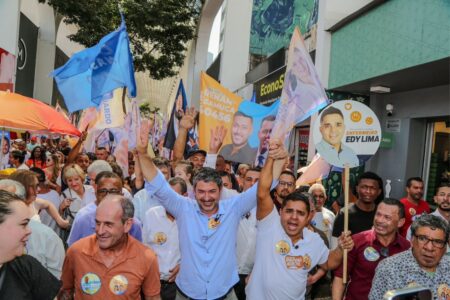 Eduardo Leite leva uma multidão à Oliveira Lima neste sábado