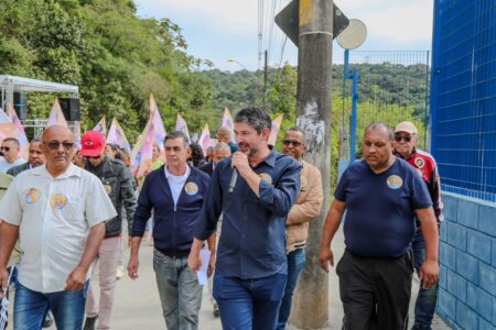 Eduardo Leite percorre ruas do Núcleo Pintassilva e apresenta propostas aos moradores