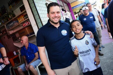 Gilvan faz caminhada no Jardim Utinga e recebe apoio dos andreenses