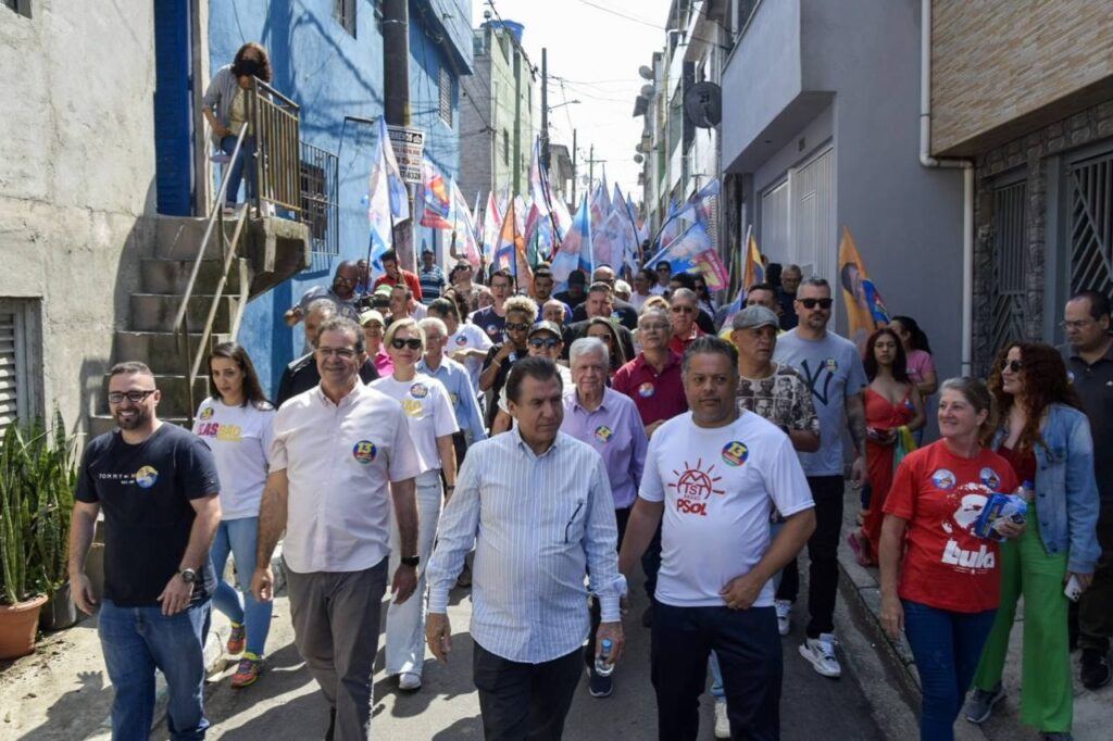 Luiz Fernando reforça compromisso com a saúde em caminhada pelos bairros de São Bernardo