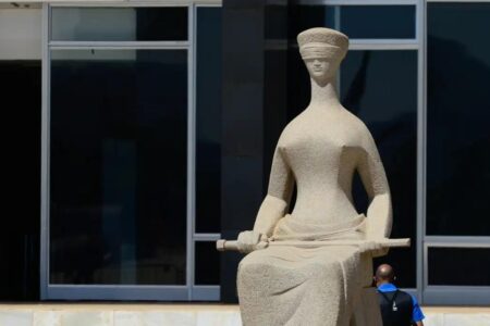 Maioria do STF torna ré acusada de escrever Perdeu, mané na estátua