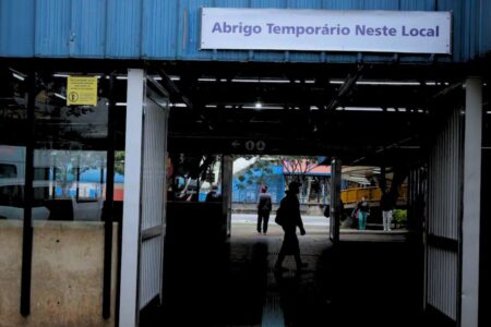 Queda de temperaturas faz São Paulo reabrir abrigo emergencial