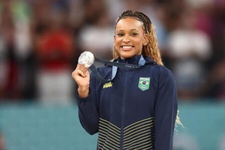 Rebeca Andrade é prata no individual geral na ginástica em Paris