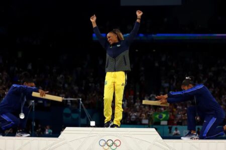 Rebeca é ouro no solo e vira maior medalhista olímpica do Brasil