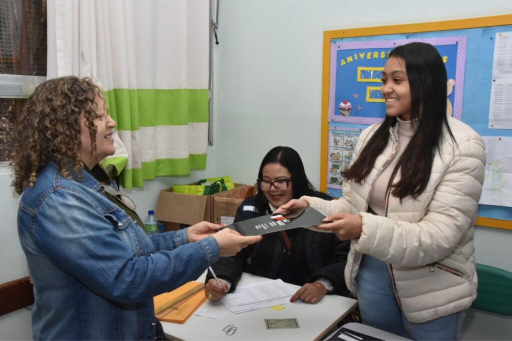 Santo André entrega 788 matrículas para moradores no Sítio dos Vianas