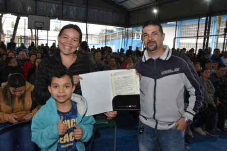 Santo André entrega 788 matrículas para moradores no Sítio dos Vianas