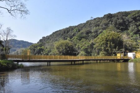 Semasa inicia serviços de manutenção na ponte amarela do Parque Natural do Pedroso