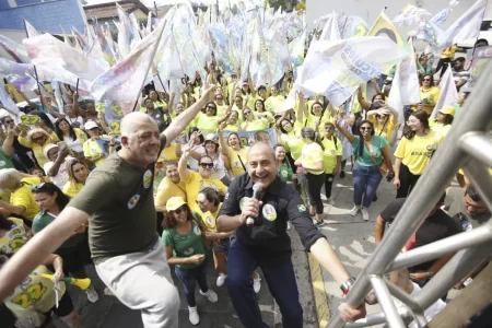 Apoiadoras de Guto Volpi mobilizam cidade em caminhada pelo Centro