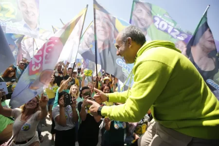 Arrancada final da campanha de Guto Volpi leva Onda Verde-Amarela ao Centro de Ribeirão Pires