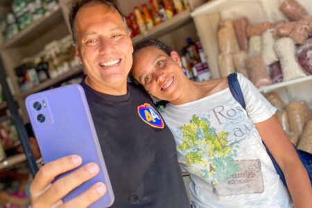 Atila Jacomussi reforça conexões com eleitores em dia de reuniões e cultos