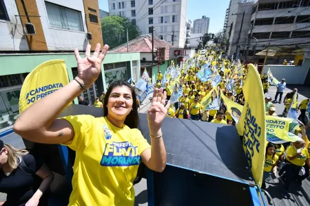 Em Caminhada da Vitória, Flavia Morando reúne 10 mil pessoas no Centro de São Bernardo