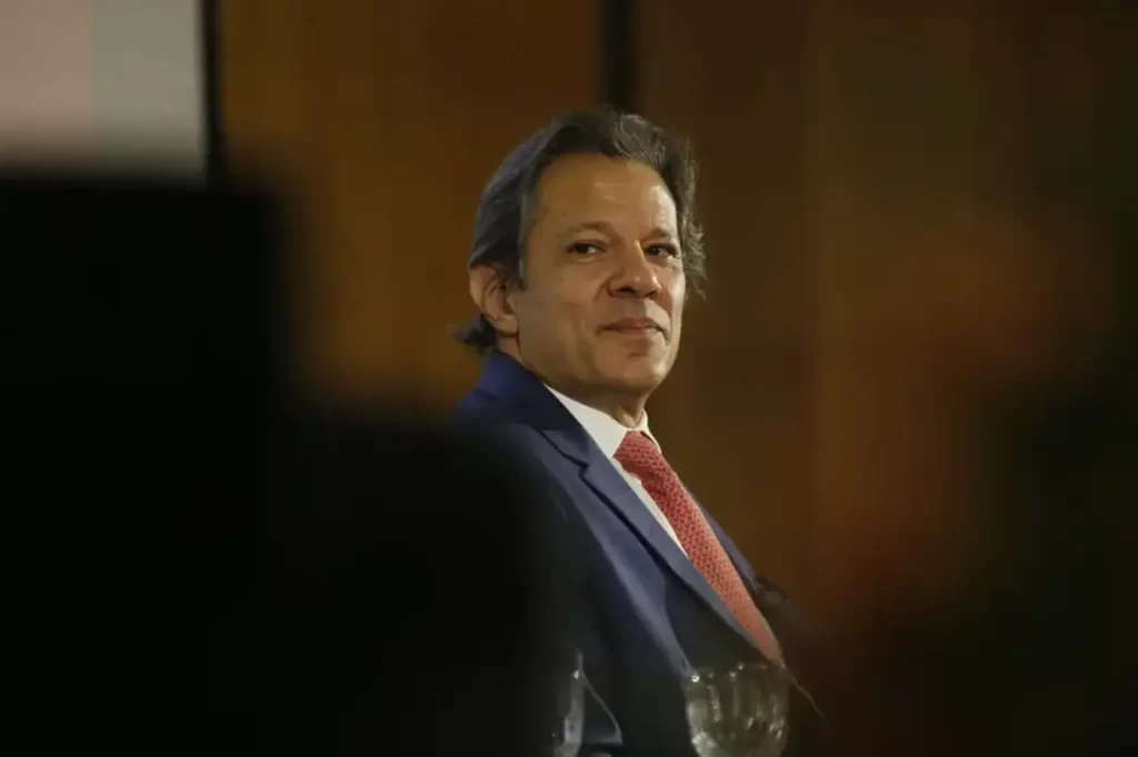 Em Nova York, Haddad diz que despesas estão dentro do arcabouço