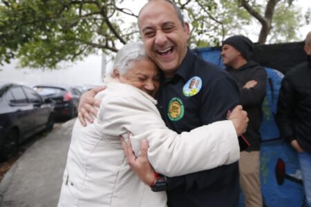 Em caminhada, Guto Volpi leva propostas do plano de governo aos moradores do Jardim Luzo