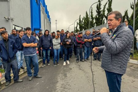 Em encontro com trabalhadores e comunidade, Luiz Fernando reforça compromisso com a saúde e a indústria