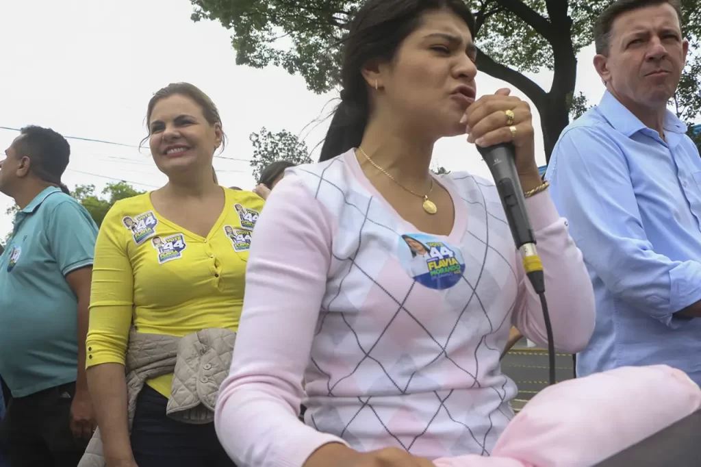 Flávia Morando destaca ações prioritárias para a Saúde em caminhão de som pelo Rudge Ramos, Ferrazópolis e Centro