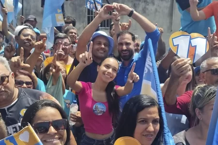 Gabriel faz caminhada no último domingo antes da eleição