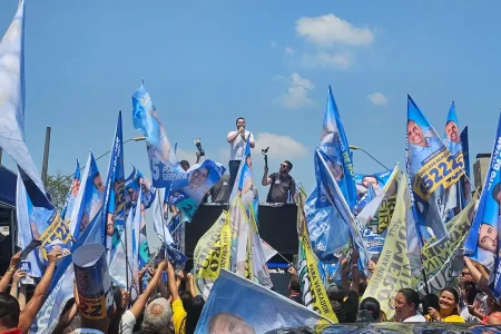 Gilvan mostra força e onda azul enche ruas de apoiadores que querem continuidade do trabalho de Paulo Serra