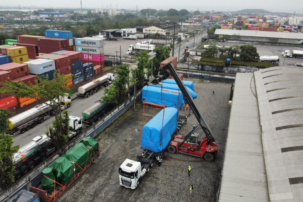 Linha 17 logística que trouxe trem do Porto de Santos até SP envolveu 8 carretas e mais de 40 funcionários