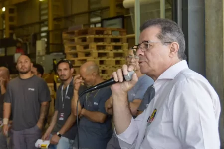 Luiz Fernando promete reindustrialização e fim das filas na saúde