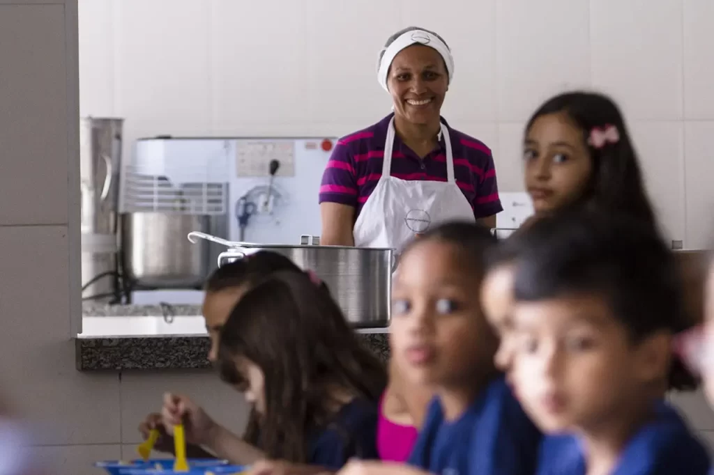 Merendeiras da rede de SP podem se inscrever até dia 4 para concurso de melhores receitas