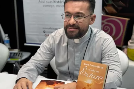 Padre Renato Fernandez lança seu primeiro livro em Santo André - SP