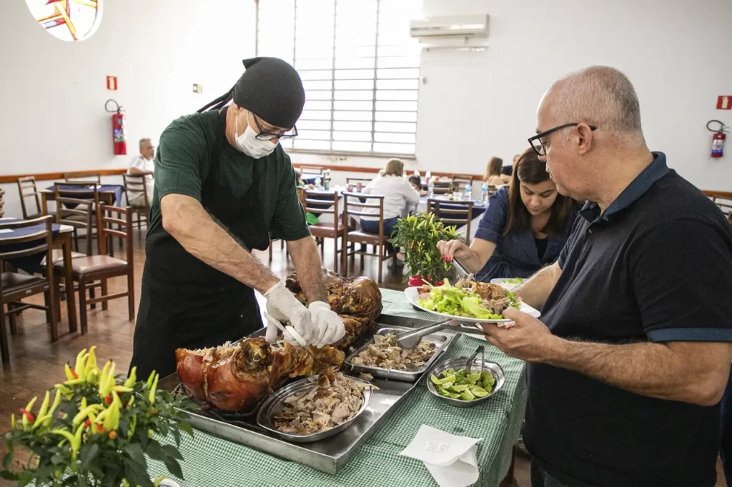 Porco no Rolete do Fundo Social de São Caetano reúne mais de 350 pessoas e parte da renda será doada ao Graac