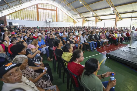 Prefeitura de São Bernardo entrega 1.800 escrituras a moradores do Jardim Calux