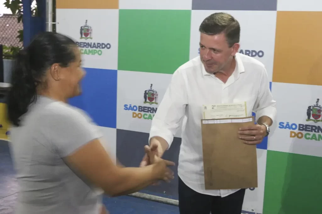 Prefeitura de São Bernardo entrega 134 escrituras a famílias do Divinéia Pantanal II