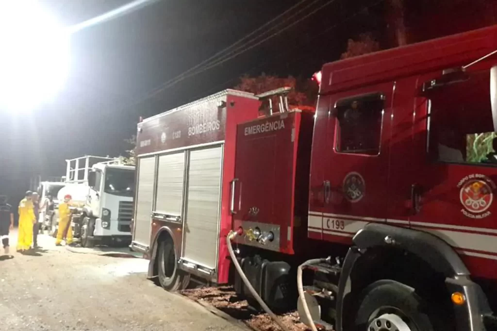 Santo André e São Bernardo se unem em combate a incêndio em área de mata do Parque Natural do Pedroso