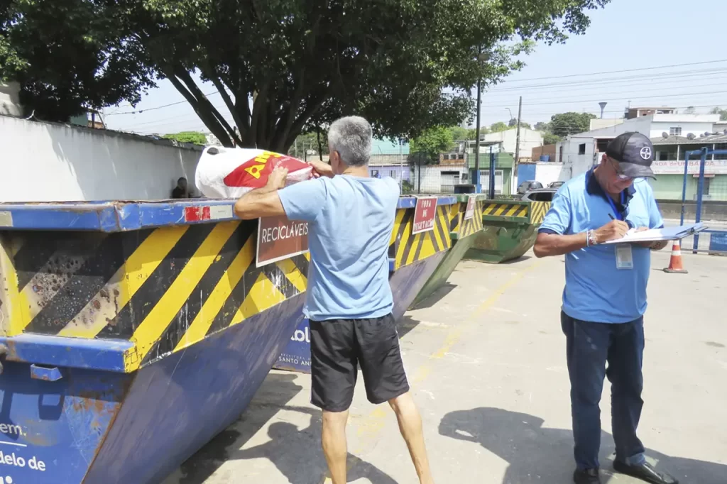 Semasa realiza pesquisa para melhorar gestão das Estações de Coleta