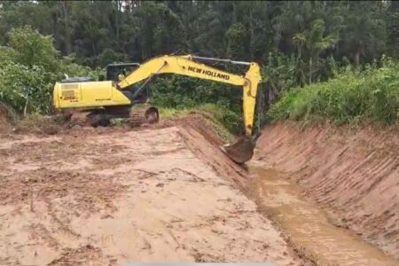 Zeladoria de Ribeirão Pires realiza limpeza de mais de 40 quilômetros de rios neste ano