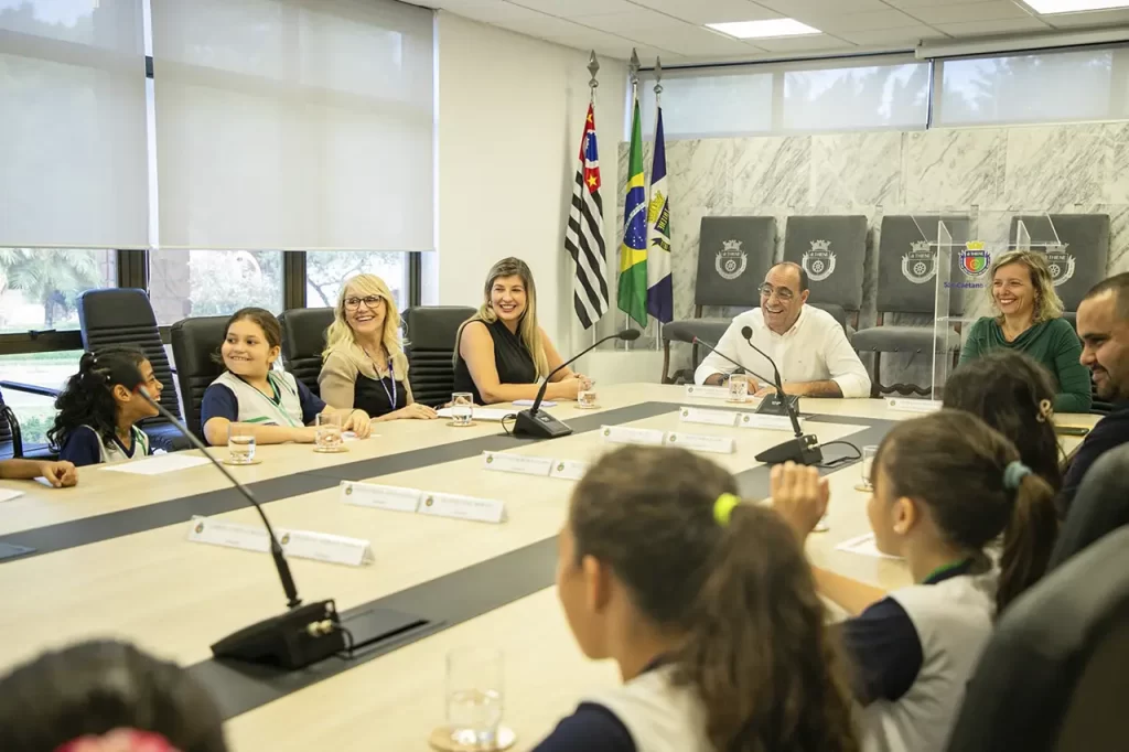 Auricchio é entrevistado por alunos da EMEF Dom Benedito Paulo Alves de Souza