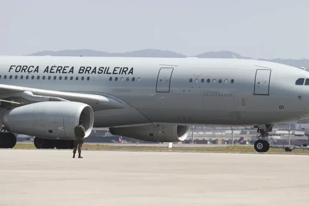 Força Aérea Brasileira repatria mais 220 brasileiros do Líbano em novo voo da Operação Raízes do Cedro