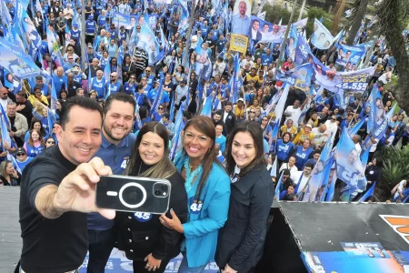 Gilvan encerra campanha com milhares de apoiadores em festa histórica no Paço