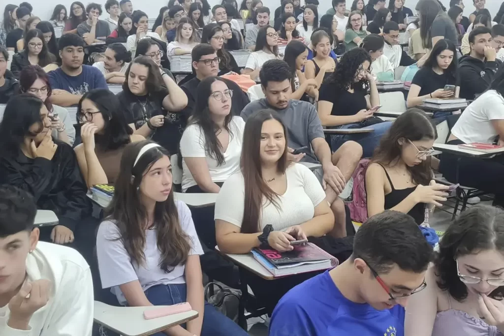 Na véspera do Enem, rede de ensino faz revisão descontraída para mais de 600 estudantes