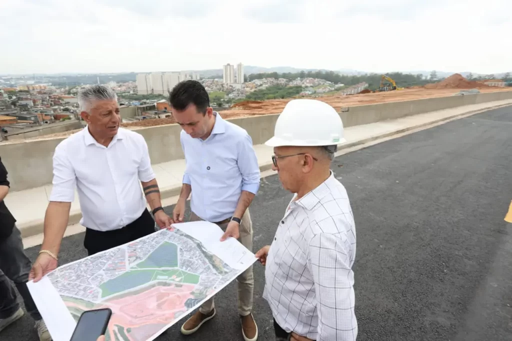 Paulo Serra acompanha extensão de rua e obras de usinas fotovoltaicas na Cidade São Jorge