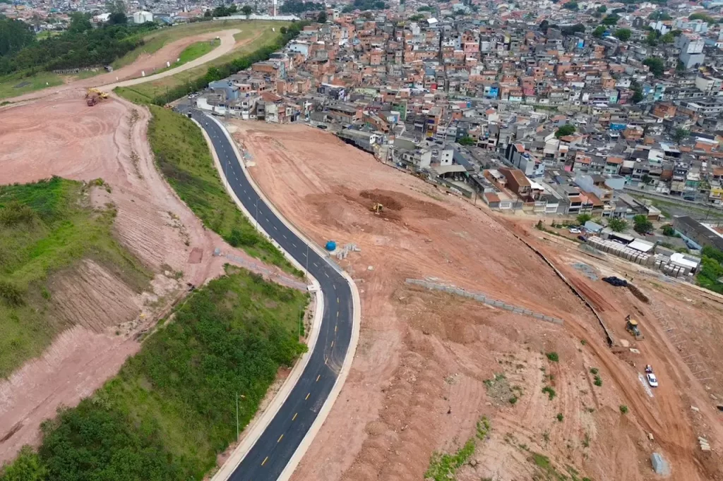 Paulo Serra acompanha extensão de rua e obras de usinas fotovoltaicas na Cidade São Jorge