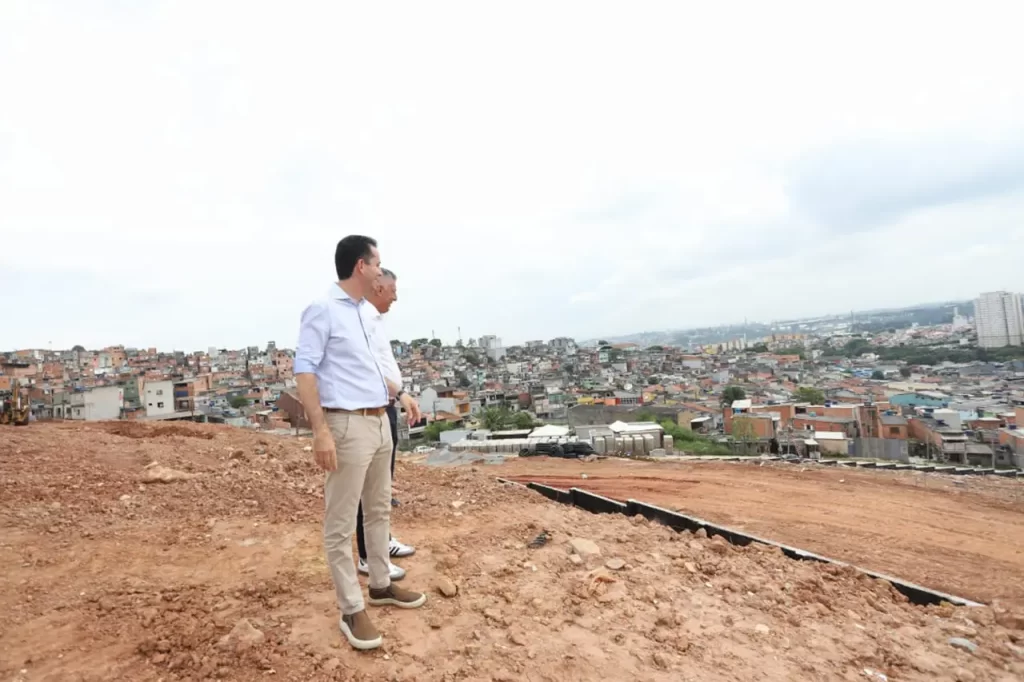 Paulo Serra acompanha extensão de rua e obras de usinas fotovoltaicas na Cidade São Jorge