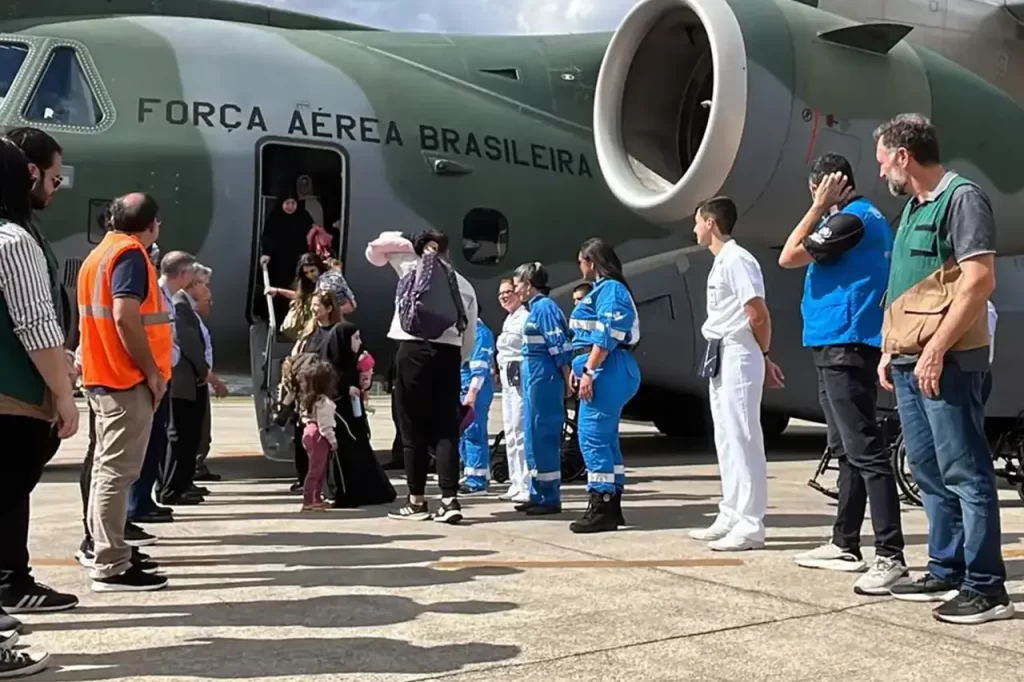 Voo da Operação Raízes do Cedro aterrissou hoje com 239 pessoas em SP