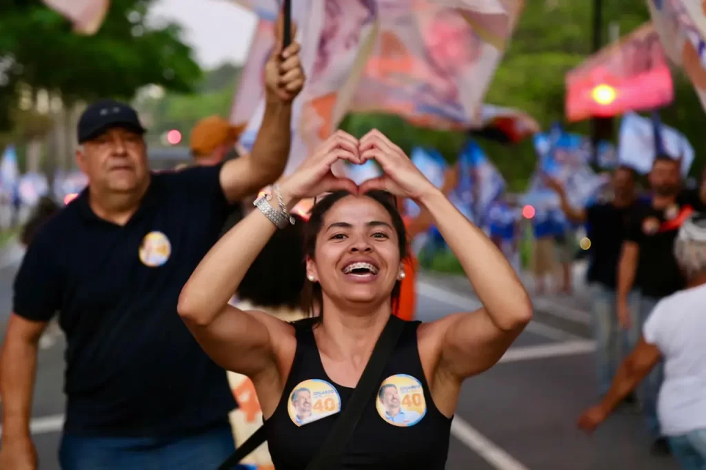 ‘Bandeiraço’ na Av. José Amazonas mostra força política de Eduardo Leite em Santo André