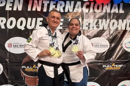 Fernando e Sheila Ripoli com medalhas de ouro no pódio do 7º Open Internacional de Taekwondo em São Roque