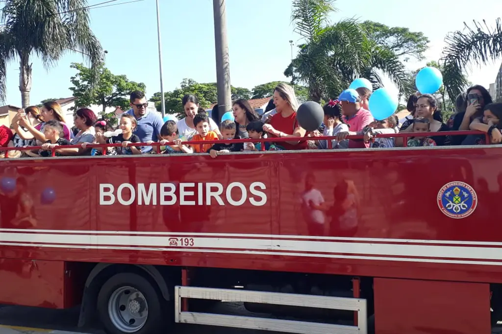 Passeio de Natal com Papai Noel e Corpo de Bombeiros no Atrium Shopping