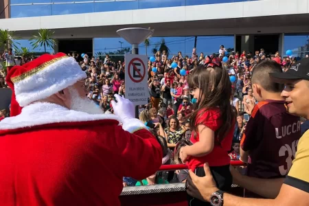 Crianças acompanhadas pelo Papai Noel em passeio no caminhão dos bombeiros no Atrium Shopping