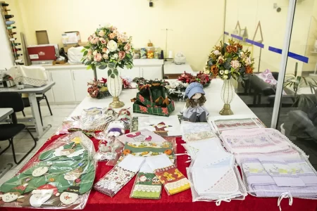 Peças de artesanato expostas no Bazar de Natal do Fundo Social de Solidariedade em São Caetano do Sul