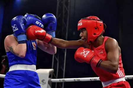 Boxe brasileiro celebra liderança no quadro de medalhas da Copa do Mundo em Sheffield, Inglaterra.