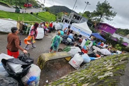 Comunidade participa da ação Plastitroque em Cubatão, promovida pela Braskem, trocando plásticos por kits de alimentação e limpeza.