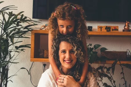 Manu Pestana e filha em cozinha inclusiva no programa Cozinha Atípica