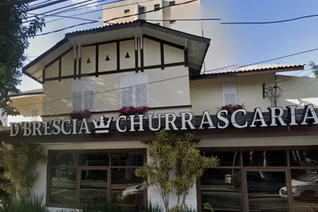 Varanda externa pet friendly da D'Brescia Churrascaria em Santo André preparada para confraternizações